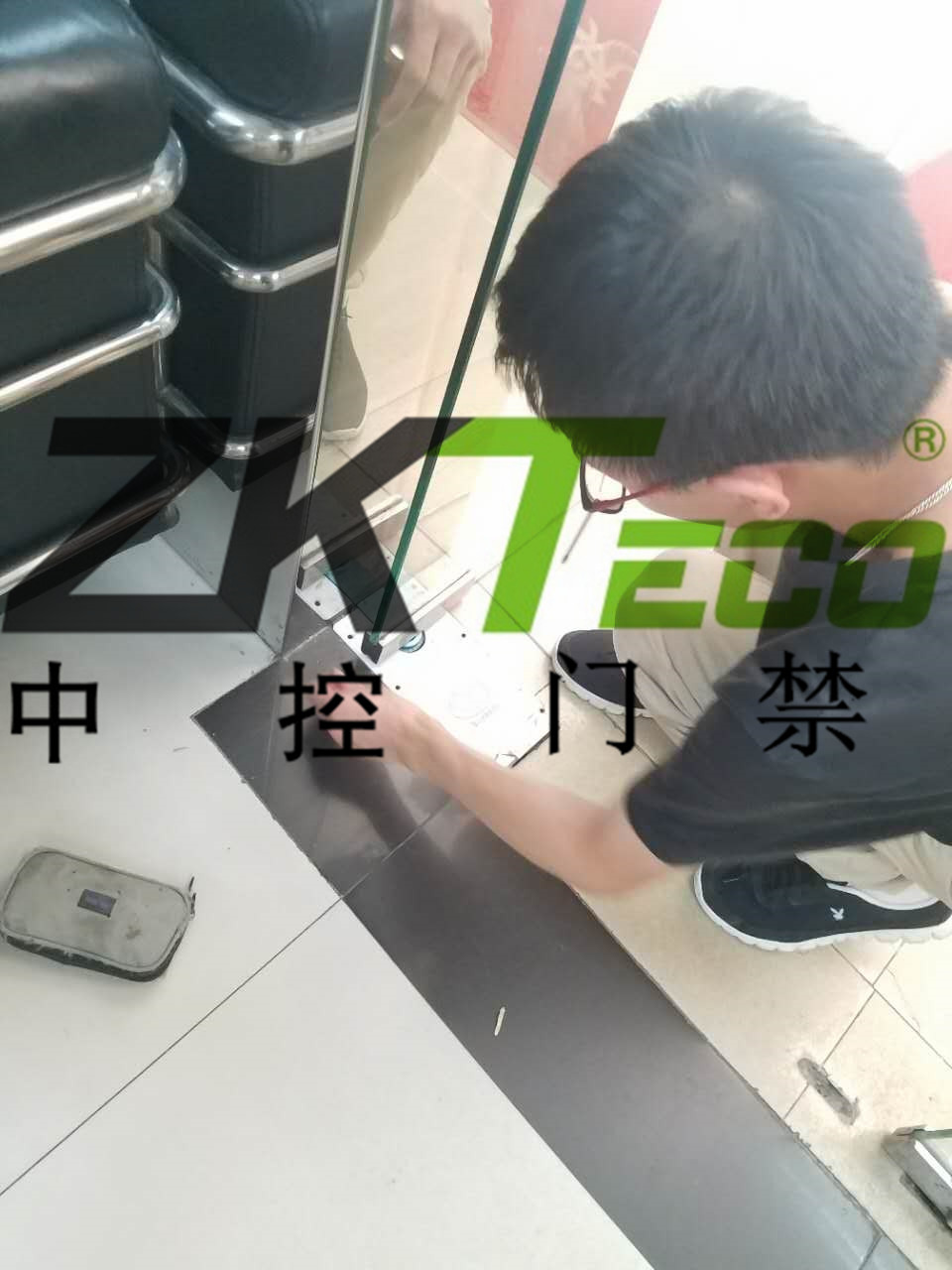中控門禁公司在越秀區(qū)更換玻璃門彈簧，調(diào)維修玻璃門